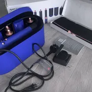 elena: Заказала стайлер Dyson, пришёл в полной комплектации. Документы и чек тоже были на месте.